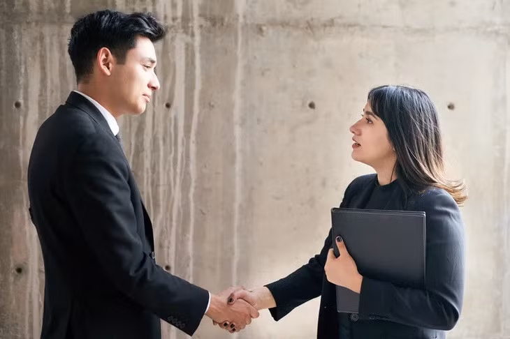 Biết cách xin lỗi sẽ giúp hàn gắn những tổn thương - Ảnh minh họa: BetterUp