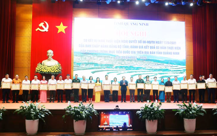 Đồng chí Nguyễn Xuân Ký, Ủy viên Trung ương Đảng, Bí thư Tỉnh ủy, Chủ tịch HĐND tỉnh, trao tặng bằng khen cho cá nhân, tập thể xuất sắc.
