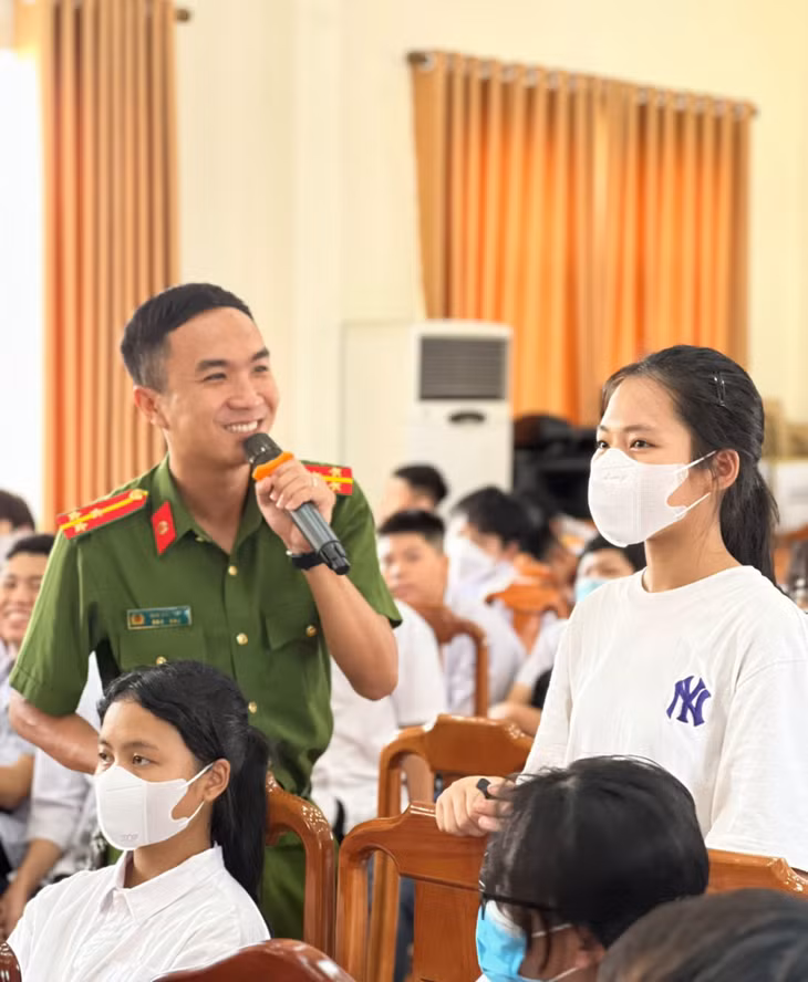 Công an TP Cẩm Phả phối hợp với trường Cao đẳng Công nghiệp và xây dựng Cẩm Phả tổ chức tuyên tuyền cho HS,SV nhà trường các nội dung về phòng, chống ma túy và tác hại của thuốc lá điện tử.