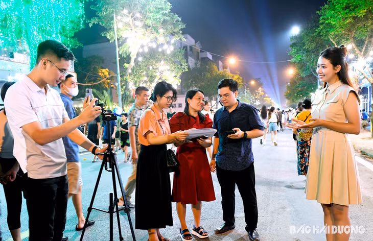 Ê kíp cán bộ, phóng viên Báo Hải Dương cùng Á hậu cuộc thi Hoa hậu các dân tộc Việt Nam 2022 Lương Thị Hoa Đan thực hiện livestrem khai trương phố đi bộ trên Fanpage Báo Hải Dương