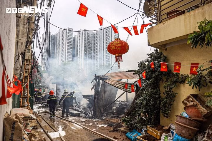 Khoảng 45 phút sau, đám cháy được khống chế.