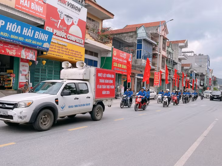 Xuống đường cổ động, tuyên truyền hưởng ứng “Tháng hành động vì an toàn thực phẩm”.