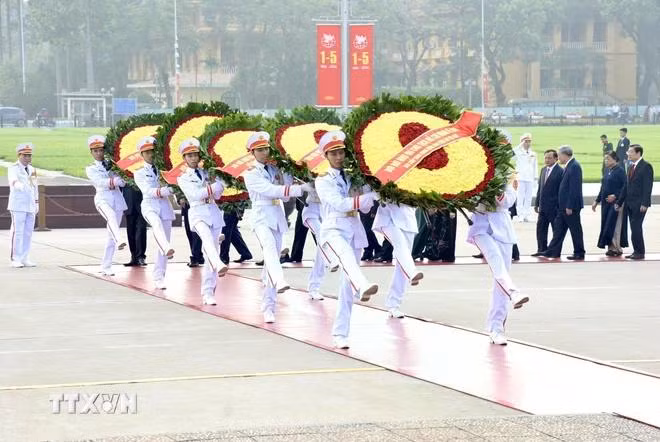Đoàn đại biểu Ban Chấp hành Trung ương Đảng, Chủ tịch nước, Quốc hội, Chính phủ, Ủy ban Trung ương Mặt trận Tổ quốc Việt Nam đã đặt vòng hoa, vào Lăng viếng Chủ tịch Hồ Chí Minh. (Ảnh: Dương Giang/TTXVN)