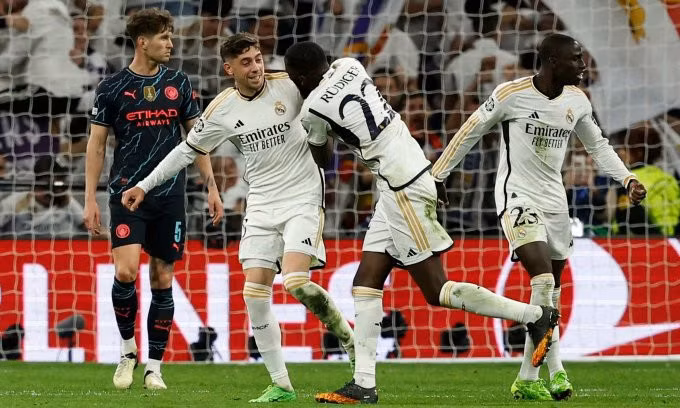 Valverde (thứ hai từ trái sang) mừng bàn ấn định tỷ số hòa 3-3. Ảnh: Reuters