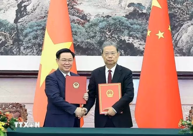 Chủ tịch Quốc hội Vương Đình Huệ và Ủy viên trưởng Ủy ban Thường vụ Nhân đại toàn quốc Trung Quốc Triệu Lạc Tế ký Thỏa thuận hợp tác giữa Quốc hội hai nước. (Ảnh: Nhan Sáng/TTXVN)