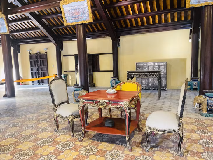 Một số đồ dùng trong hoàng cung thời xưa.