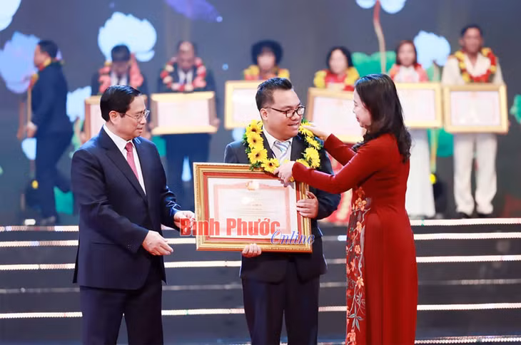 Thủ tướng Chính phủ Phạm Minh Chính và Phó Chủ tịch nước Võ Thị Ánh Xuân trao bằng khen và hoa cho anh Đặng Dương Minh Hoàng điển hình tiên tiến toàn quốc