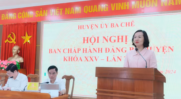 Đồng chí Bùi Thúy Phượng- Ủy viên Ban Thường vụ, Trưởng Ban Tổ chức Tỉnh ủy phát biểu chỉ đạo hội nghị.
