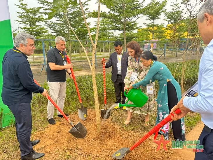 Các nhà ngoại giao tham gia trồng cây tại khu Vườn Ngoại giao.