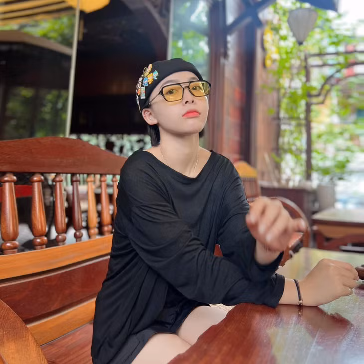 Khác với hình ảnh lạnh lùng, nghiêm túc khi tham gia thi đấu, Thanh Thảo bên ngoài là cô nàng có gu thời trang cá tính, bụi bặm. Các trang phục do cô nàng lựa chọn có thiết kế đơn giản, ít họa tiết và thường được nhấn nhá thêm bằng nhiều phụ kiện lạ mắt (Ảnh: FBNV).
