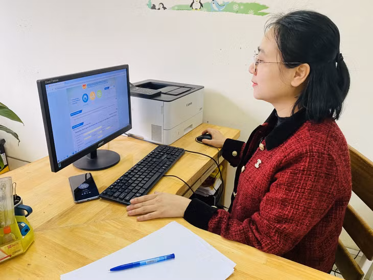 Người dân nộp hồ sơ TTHC trực tuyến.