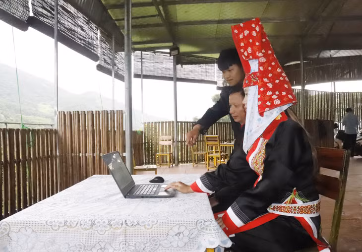 Anh Dường Phúc Thím (giữa) sử dụng mạng xã hội để giới thiệu vẻ đẹp Bình Liêu tới du khách bốn phương.