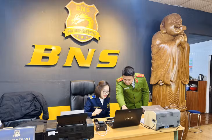 Cán bộ Công an tỉnh hướng dẫn thực hiện mô hình xác thực căn cước công dân tại doanh nghiệp kinh doanh dịch vụ bảo vệ. Ảnh: Hằng Ngần