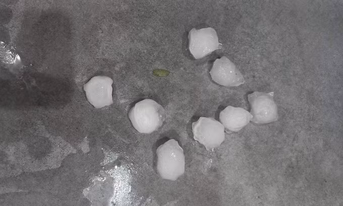 Người dân ở xã Viên Nội, huyện Ứng Hòa gom những viên đá ngoài đường vào một chỗ. Ảnh: Hữu Toản