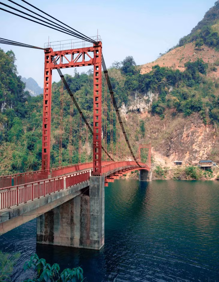 Cầu treo này nằm cách thành phố Điện Biên Phủ khoảng 160km, và cách thị trấn Tủa Chùa tầm 50km. Để đến đây, du khách phải vượt qua những cung đường đèo quanh co, nhiều sỏi đá. Ảnh: Blog của Rọt