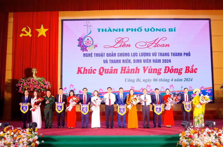 Ban Tổ chức trao cờ lưu niệm cho các đoàn tham gia liên hoan