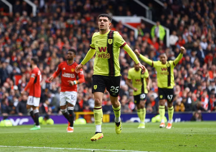 Niềm vui của Zeki Amdouni sau khi ghi bàn gỡ hòa 1-1 cho Burnley - Ảnh: REUTERS