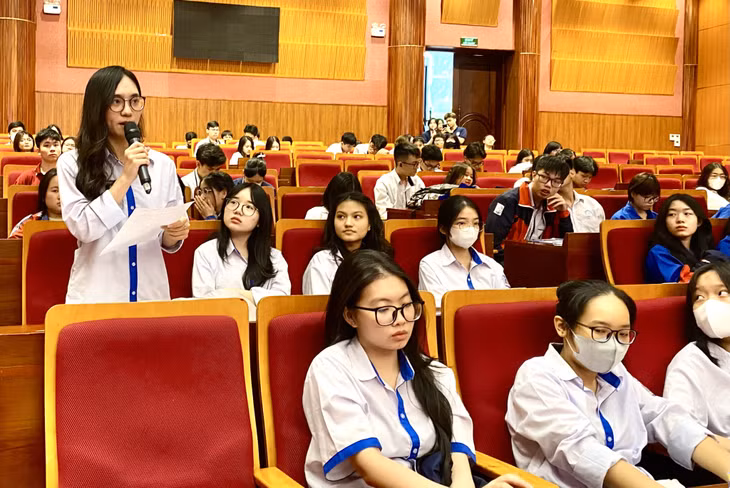 Học sinh ở điểm cầu trung tâm gửi câu hỏi đến Ban Tổ chức.