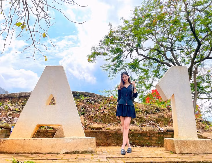Du khách chụp hình lưu niệm tại đồi A1 (Ảnh: Quynh Anh Thi Nguyen).