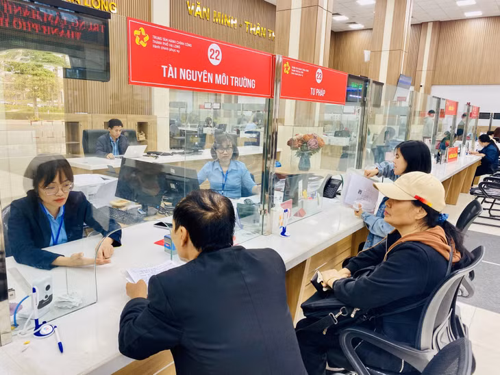 Công dân thực hiện TTHC tại Trung tâm Hành chính công thành phố.