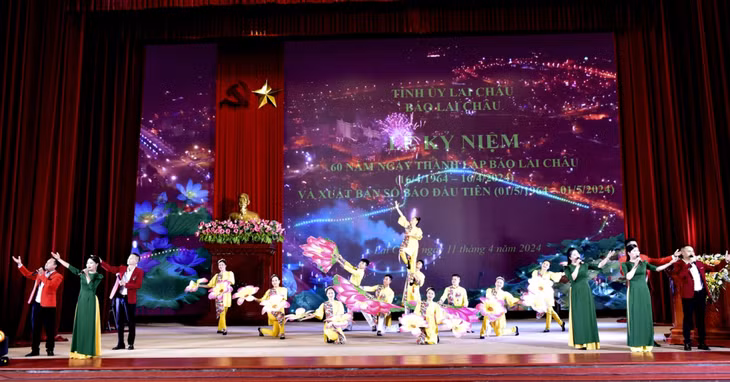 Văn nghệ chào mừng lễ kỷ niệm.