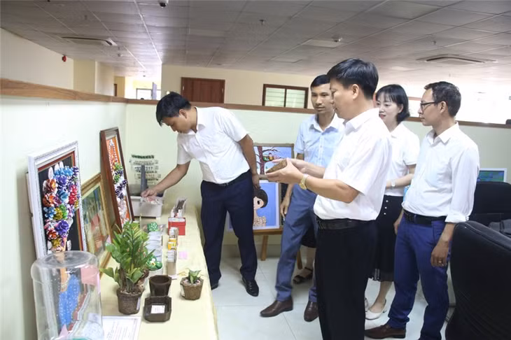 Thành viên Hội đồng giám khảo và các tiểu ban giám khảo tham quan các mô hình, sản phẩm dự thi cuộc thi Sáng tạo TTNNĐ tỉnh lần thứ VIII, năm 2023. Ảnh: Ngọc Trâm