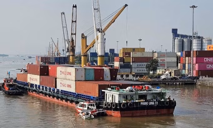 Tàu cứu hộ lai dắt sà lan vào cảng Bình Dương. Ảnh: Minh Bằng