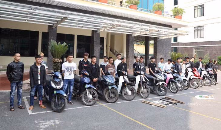 Cơ quan CSĐT Công an TP Sơn La đã thi hành các quyết định khởi tố 3 vụ án, khởi tố 38 bị can và lệnh bắt tạm giam các đối tượng về hành vi “Gây rối trật tự công cộng” và “Cố ý gây thương tích”.