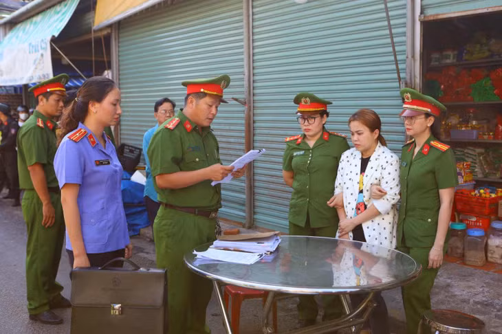 Công an đọc Lệnh bắt bị can Ngô Thị Loan Chi, tháng 11/2023.