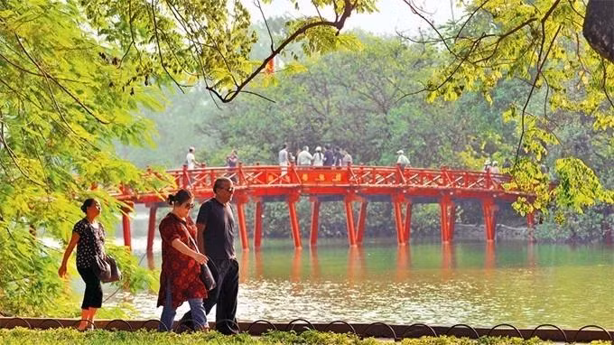 Khách du lịch nước ngoài đi dạo bên hồ Hoàn Kiếm. Ảnh: Duy Linh.