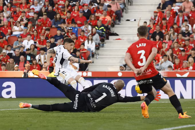 Tiền vệ Valverde (trắng) dứt điểm không thành bàn ở trận gặp Mallorca. Ảnh: Reuters