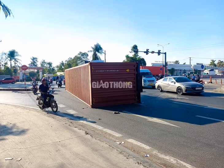 Thùng container lật nhào giữa ngã ba.