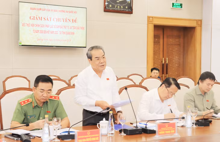 Đồng chí Dương Thanh Bình, Ủy viên Ban Chấp hành Trung ương Đảng, Ủy viên Uỷ ban Thường vụ Quốc hội, Trưởng Ban Dân nguyện phát biểu tại buổi làm việc.