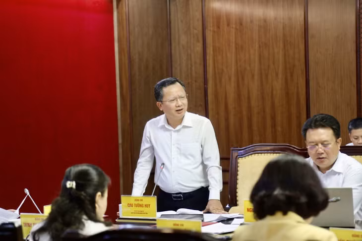 Đồng chí Cao Tường Huy, Phó Bí thư Tỉnh ủy, Chủ tịch UBND tỉnh, phát biểu tại hội nghị.