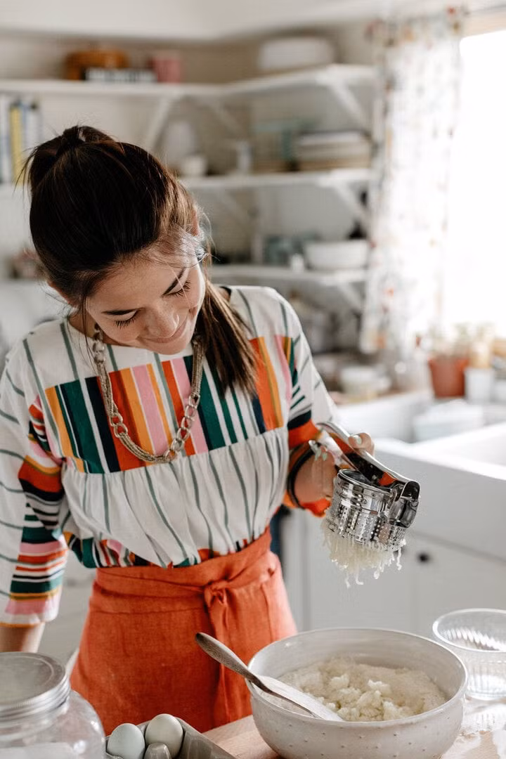 Tập làm bánh cũng có thể là một cách "xõa" trong kỳ nghỉ lễ tại nhà. (Ảnh: Mynameisyeh)