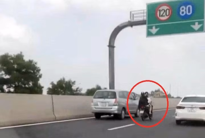 Hình ảnh xe máy vi phạm trên cao tốc.