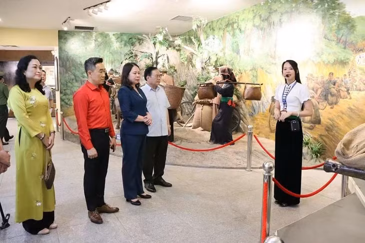 Đồng chí Võ Thị Ánh Xuân tham quan Bảo tàng Chiến thắng Điện Biên Phủ.