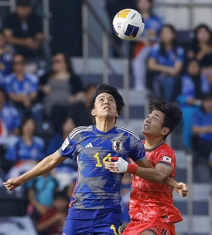 Hàn Quốc (áo đỏ) thắng Nhật Bản (áo xanh) 1-0 ở lượt cuối bảng B U23 châu Á 2024. Ảnh: Yonhap.