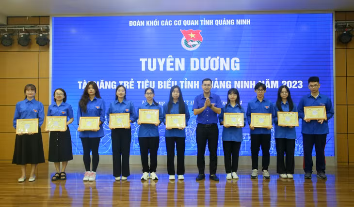 Lãnh đạo Tỉnh Đoàn trao chứng nhận Tài năng trẻ cấp tỉnh cho các cá nhân có thành tích xuất sắc trong học tập, công tác.