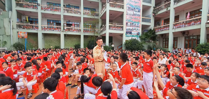 Công an TP Hạ Long tuyên truyền Luật giao thông cho các em học sinh tại Trưởng Tiểu học Hạ Long (TP Hạ Long).