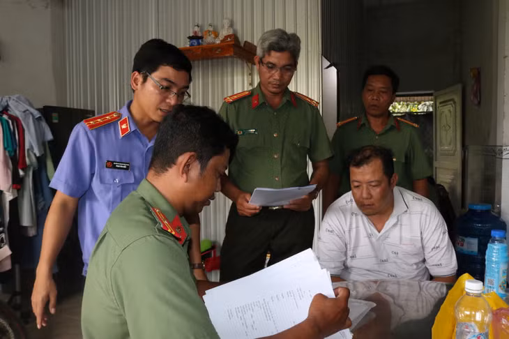 Cơ quan điều tra làm việc với Nguyễn Minh Hiếu.