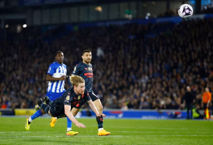 De Bruyne lần đầu đánh đầu ghi bàn ở Ngoại hạng Anh. Ảnh: Reuters