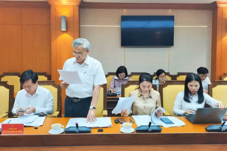 Các đại biểu nêu ý kiến thảo luận, bổ sung vào các dự thảo nghị quyết.