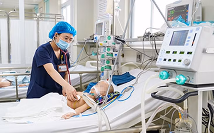 Bệnh nhi được theo dõi tại bệnh viện, tiên lượng xấu. Ảnh: BVCC
