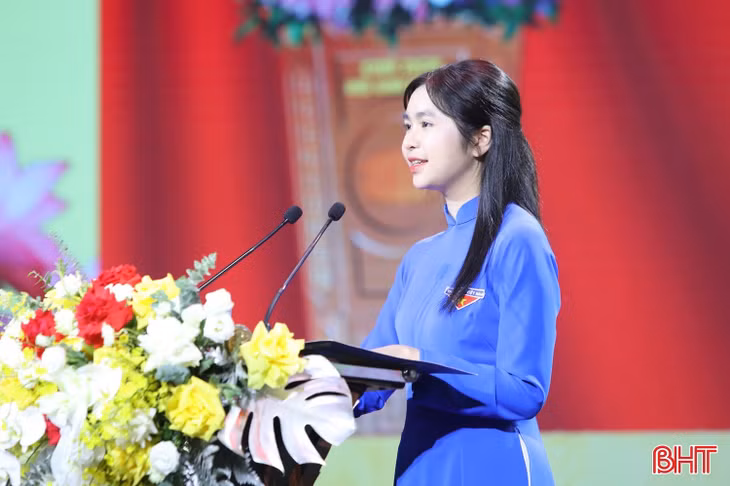 Em Hồ Phương Linh - Chi đoàn lớp 10 Anh1, Trường THPT Chuyên Hà Tĩnh đại diện thế hệ trẻ tỉnh nhà phát biểu tại buổi lễ.