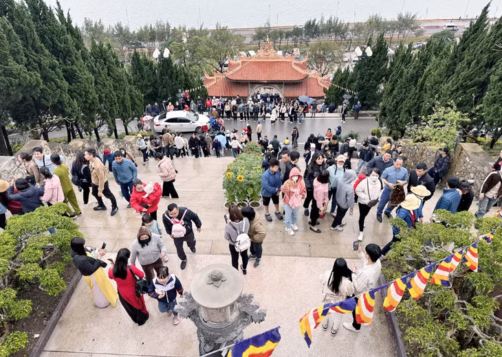 Chùa Cái Bầu (huyện Vân Đồn) thu hút đông đảo du khách những tháng đầu năm 2024.