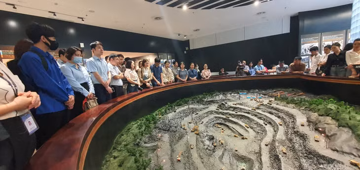 Các quần chúng tham quan mô hình khai thác than lộ thiên tại Bảo tàng Quảng Ninh.
