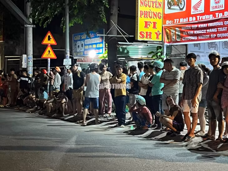 Người dân tới xem vụ tai nạn.