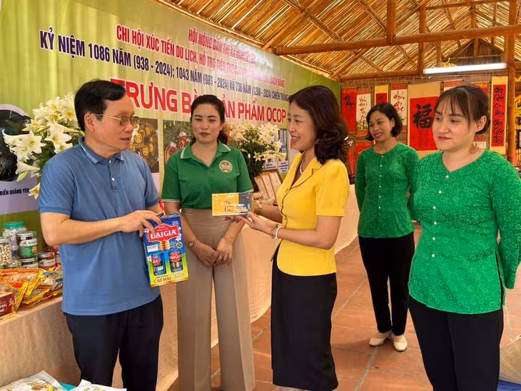 HND TX Quảng Yên tổ chức gian hàng OCOP tại Khu di tích quốc gia đặc biệt Bạch Đằng để hỗ trợ hội viên, nông dân tiêu thụ sản phẩm. Ảnh: HND TX Quảng Yên.