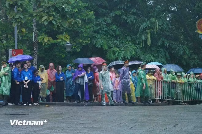 Ngay từ sáng sớm, hàng ngàn người dân có mặt tại khuôn viên Khu di tích Đền Hùng để làm lễ dâng hương. (Ảnh: Việt Anh/Vietnam+)